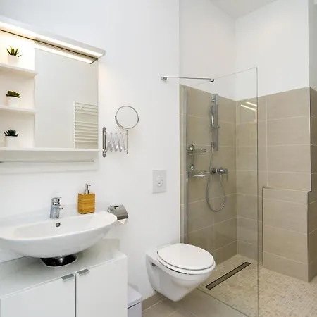 The Lohmeyerstr Vh Links, 2 Bedroom Up To 6 People דירה